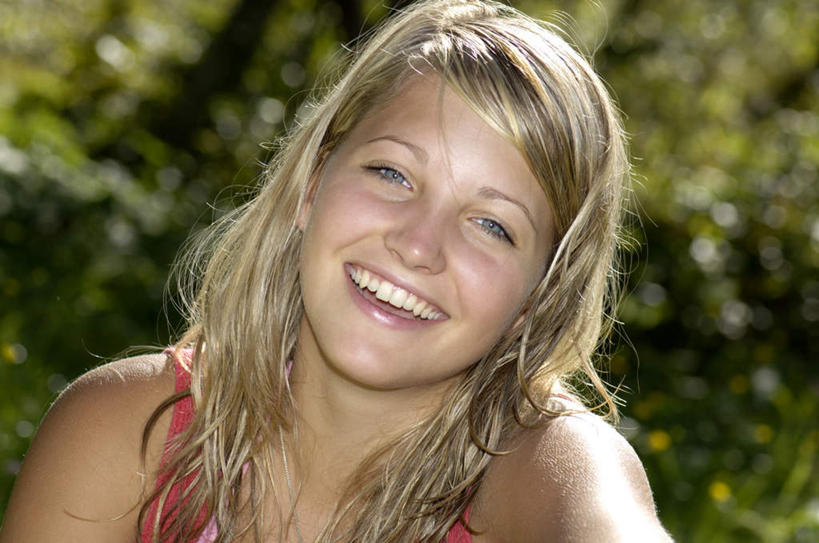 西方人,脸,头,脸颊,一个人,坐,笑,微笑,露齿笑,横图,室外,白天,正面,植物,欧洲,欧洲人,仅一个年轻女性,仅一个女性,仅一个人,阴影,服装,环保,朦胧,模糊,光线,影子,防护,注视,休闲装,树,树木,衣服,绿色,阳光,自然,观察,看,休闲,休闲服,服饰,生长,成长,观看,察看,关注,美好,美妙,间隔,美观,雅观,绿篱,生篱,树篱,植篱,年轻女性,女人,女性,白种人,头部,脸部,脸蛋,面部,坐着,半身,彩图