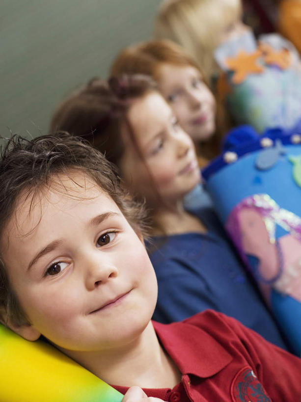 西方人,儿童,伙伴,朋友,站,笑,微笑,露齿笑,竖图,室内,白天,侧面,友谊,纯洁,欧洲,欧洲人,一排,服装,整齐,桶,塑料,许多人,注视,休闲装,吐舌头,排列,小孩,衣服,容器,塑料制品,观察,看,伸舌头,站着,一群人,休闲,鬼脸,同学,休闲服,吐舌,可爱,童年,童趣,服饰,观看,储藏,塑料桶,察看,校友,储存,队列,关注,童真,烂漫,无邪,同窗,学友,天真,友情,男孩,男人,男性,女孩,女人,女性,白种人,站立,半身,彩图,贮存,男生,女生