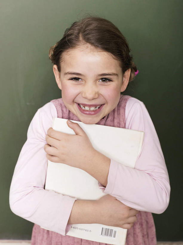 西方人,儿童,一个人,学生,学校,站,抱,笑,微笑,露齿笑,竖图,室内,白天,正面,看书,阅读,纯洁,书籍,欧洲,欧洲人,仅一个女性,仅一个人,学习,服装,注视,休闲装,校园,小孩,衣服,黑板,书本,观察,看,站着,仅一个小孩,休闲,教室,休闲服,可爱,童年,童趣,读书,教学,浏览,服饰,抱着,观看,察看,搂着,关注,童真,烂漫,无邪,耐磨,教学黑板,天真,女孩,女人,女性,白种人,孩子,书,图书,怀抱,搂,搂抱,相抱,拥抱,站立,半身,彩图,女生