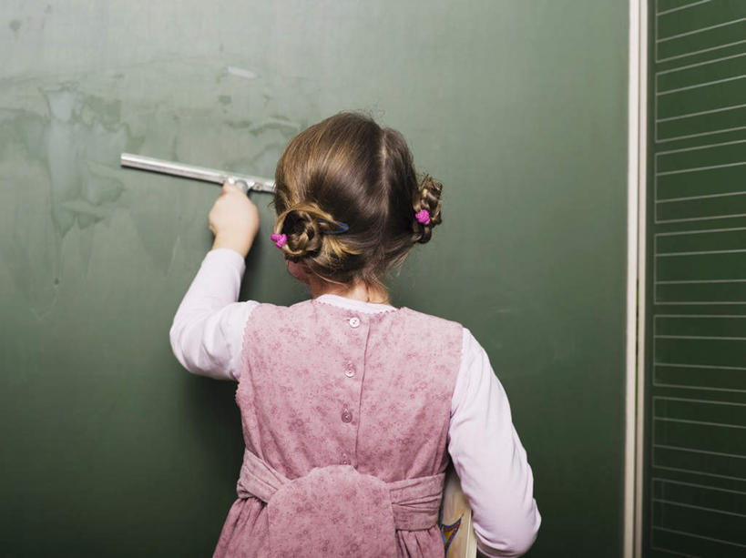 西方人,儿童,一个人,学生,学校,站,横图,室内,白天,纯洁,欧洲,欧洲人,仅一个女性,仅一个人,握,不锈钢,服装,测量,不锈钢制品,刻度,拿,拿着,注视,休闲装,校园,小孩,背面,衣服,尺,直尺,黑板,观察,看,站着,仅一个小孩,休闲,教室,休闲服,可爱,童年,童趣,教学,握着,服饰,观看,钢尺,测量工具,尺子,察看,衡量,绘图,关注,比例,童真,烂漫,无邪,测绘,量具,量仪,标度,耐磨,教学黑板,天真,女孩,女人,女性,白种人,孩子,站立,半身,彩图,女生