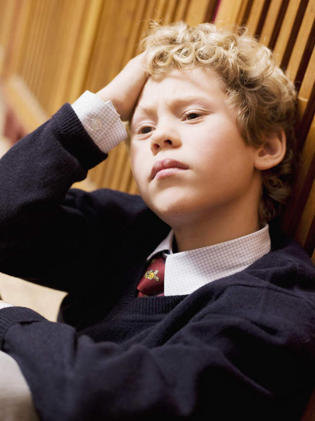 西方人,儿童,一个人,学生,坐,摸,竖图,室内,白天,正面,制服,失败,纯洁,柜子,门,欧洲,欧洲人,仅一个男性,仅一个人,抚摸,服装,沮丧,储物柜,注视,小孩,把手,门把手,门框,观察,看,仅一个小孩,难受,校服,可爱,童年,童趣,无奈,观看,失望,悲伤,门把,察看,伤心,难过,储存,关注,失落,童真,烂漫,无邪,颓废,学生服,挫败,受挫,落败,落空,错过,失足,失意,失策,失算,颓丧,衰颓,悲哀,懊丧,颓靡,气馁,丧气,储备,蕴藏,贮备,败北,挫折,失利,天真,男孩,男人,男性,白种人,孩子,触摸,接触,拉手,坐着,半身,彩图,贮存,男生