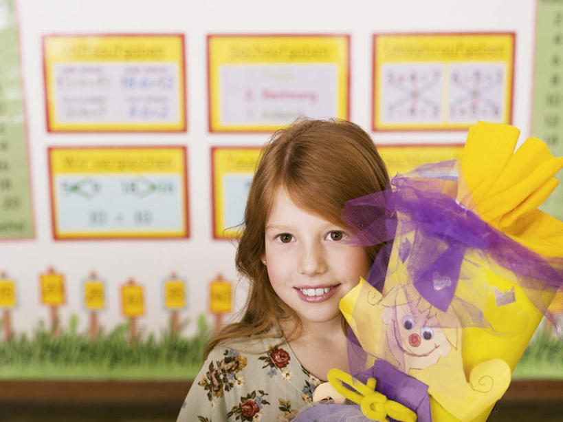 西方人,儿童,一个人,学生,站,笑,微笑,露齿笑,横图,室内,白天,正面,纯洁,袋子,礼物,欧洲,欧洲人,仅一个女性,仅一个人,握,服装,包装袋,纸袋,拿,拿着,注视,休闲装,小孩,衣服,黑板,观察,看,站着,仅一个小孩,休闲,休闲服,可爱,童年,童趣,教学,握着,服饰,礼品,观看,察看,关注,礼品袋,童真,烂漫,无邪,耐磨,教学黑板,天真,女孩,女人,女性,白种人,孩子,站立,半身,彩图,女生