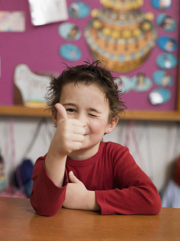 西方人,儿童,一个人,学生,学校,坐,竖图,室内,白天,正面,纯洁,智慧,桌子,欧洲,欧洲人,仅一个男性,仅一个人,突出,服装,注视,休闲装,称赞,表扬,书桌,校园,小孩,衣服,课桌,黑板,观察,看,手势,仅一个小孩,休闲,教室,休闲服,可爱,竖,童年,童趣,教学,服饰,观看,翘,高,察看,夸奖,优秀,关注,童真,烂漫,无邪,好,妙,顺利,出色,超群,杰出,卓越,奇妙,耐磨,教学黑板,聪明,天真,男孩,男人,男性,白种人,孩子,大拇指,坐着,半身,彩图,男生