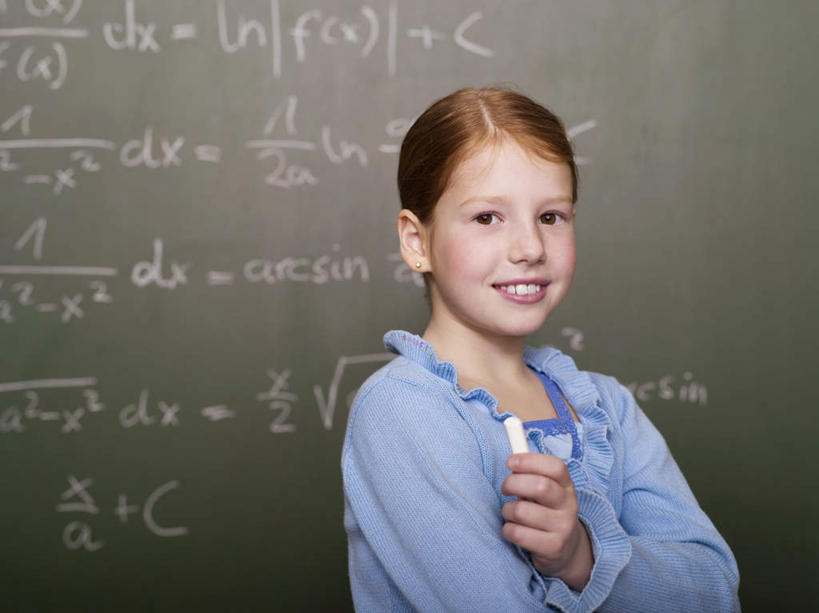 西方人,儿童,一个人,学生,学校,站,笑,微笑,露齿笑,横图,室内,白天,正面,纯洁,欧洲,欧洲人,仅一个女性,仅一个人,握,服装,笔,工具,拿,拿着,注视,休闲装,校园,小孩,衣服,粉笔,学习用品,黑板,观察,看,站着,仅一个小孩,休闲,教室,休闲服,可爱,童年,童趣,教学,握着,服饰,观看,文具用品,察看,关注,童真,烂漫,无邪,耐磨,白垩,教学黑板,天真,女孩,女人,女性,白种人,孩子,站立,半身,彩图,女生