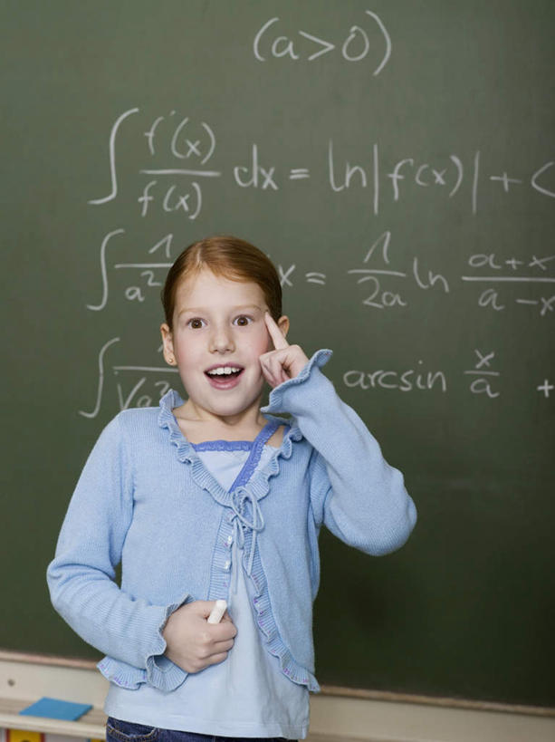 西方人,儿童,一个人,学生,学校,站,笑,摸,微笑,露齿笑,竖图,室内,白天,正面,纯洁,欧洲,欧洲人,仅一个女性,仅一个人,抚摸,服装,笔,工具,注视,休闲装,校园,小孩,衣服,粉笔,学习用品,黑板,观察,看,站着,仅一个小孩,休闲,教室,休闲服,可爱,童年,童趣,教学,服饰,观看,文具用品,察看,关注,童真,烂漫,无邪,耐磨,白垩,教学黑板,天真,女孩,女人,女性,白种人,孩子,触摸,接触,站立,半身,彩图,女生