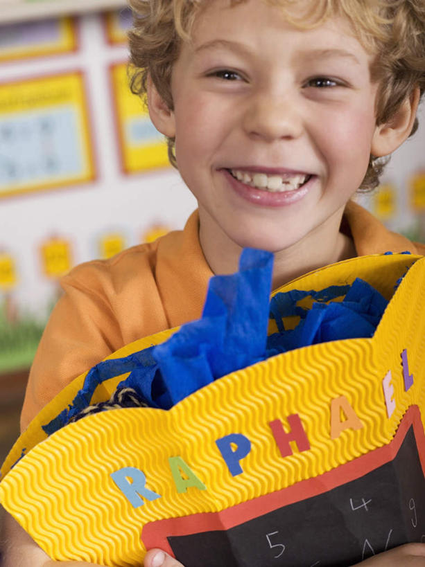 西方人,儿童,脸,头,脸颊,一个人,学生,学校,笑,微笑,露齿笑,竖图,室内,特写,白天,侧面,游戏,纯洁,玩具,欧洲,欧洲人,仅一个男性,仅一个人,握,服装,朦胧,模糊,拿,玩,拿着,注视,休闲装,娱乐,校园,小孩,衣服,观察,看,仅一个小孩,休闲,教室,休闲服,可爱,童年,童趣,益智,握着,服饰,观看,活动,察看,发泄,关注,消遣,智力,童真,烂漫,无邪,宣泄,天真,男孩,男人,男性,白种人,孩子,头部,脸部,脸蛋,面部,玩耍,嬉戏,半身,彩图,男生