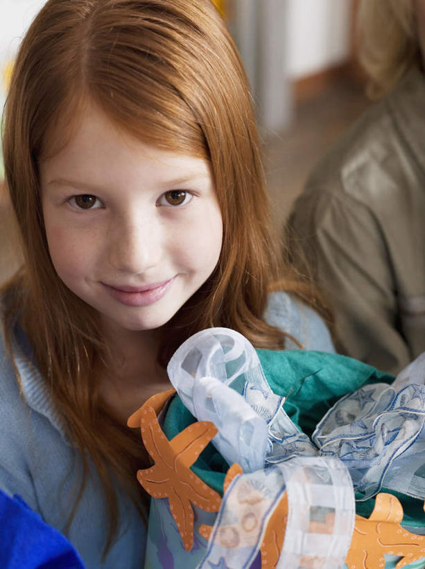 西方人,儿童,脸,头,脸颊,一个人,学生,站,笑,微笑,露齿笑,竖图,俯视,室内,特写,白天,纯洁,欧洲,欧洲人,仅一个女性,仅一个人,握,服装,朦胧,模糊,艺术,纸艺,手工艺品,拿,拿着,注视,休闲装,文化,小孩,衣服,纸制品,工艺品,剪纸,观察,看,站着,仅一个小孩,休闲,休闲服,可爱,童年,童趣,握着,服饰,观看,察看,高雅,关注,童真,烂漫,无邪,自信心,品位,剪画,刻纸,天真,女孩,女人,女性,白种人,孩子,头部,脸部,脸蛋,面部,站立,半身,彩图,高角度拍摄,女生