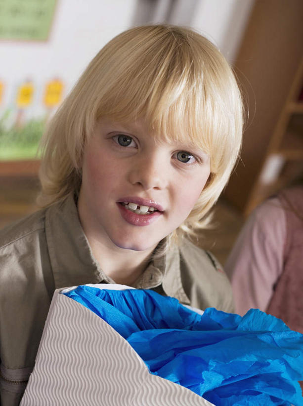 西方人,儿童,脸,头,脸颊,一个人,学生,站,笑,微笑,露齿笑,竖图,俯视,室内,特写,白天,纯洁,欧洲,欧洲人,仅一个男性,仅一个人,握,服装,朦胧,模糊,包装,包装纸,纸,纸张,拿,拿着,注视,休闲装,小孩,衣服,观察,看,站着,仅一个小孩,休闲,休闲服,可爱,童年,童趣,握着,服饰,观看,察看,包装材料,牛皮纸,关注,童真,烂漫,无邪,天真,男孩,男人,男性,白种人,孩子,头部,脸部,脸蛋,面部,站立,半身,彩图,高角度拍摄,男生