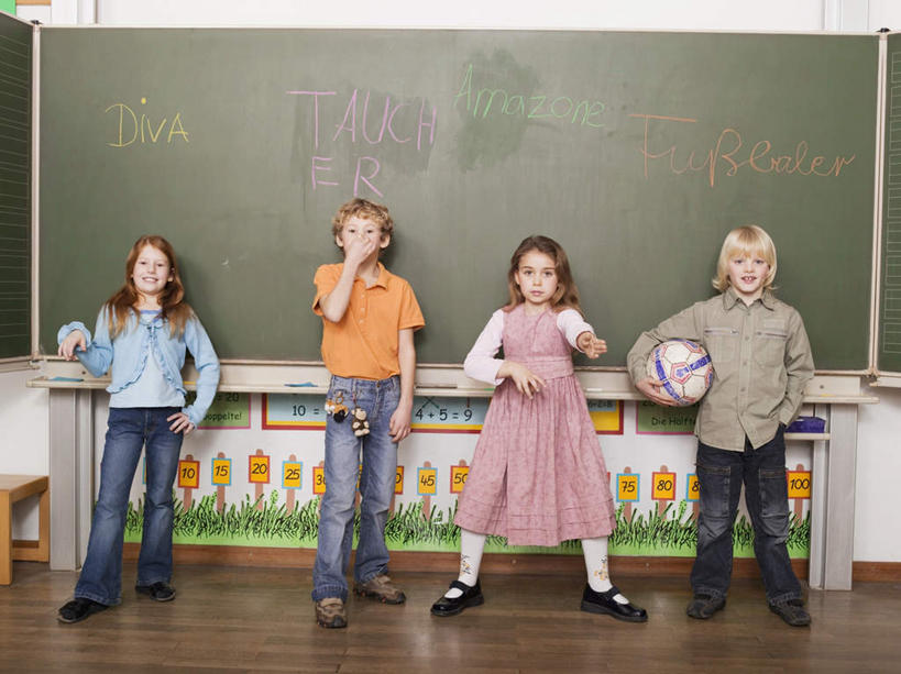 西方人,儿童,四个人,伙伴,朋友,学生,学校,站,横图,室内,白天,正面,友谊,纯洁,足球,欧洲,欧洲人,一排,握,服装,整齐,足球装备,拿,拿着,注视,休闲装,运动器械,手叉腰,校园,排列,小孩,衣服,黑板,叉腰,观察,看,站着,休闲,教室,同学,休闲服,健身器械,可爱,童年,童趣,教学,握着,服饰,观看,张开双腿,察看,校友,队列,关注,手插袋,单手插袋,健身器材,童真,烂漫,无邪,单手抄兜,单手放兜,蹴鞠,同窗,学友,耐磨,展开双腿,教学黑板,天真,友情,足球运动,男孩,男人,男性,女孩,女人,女性,白种人,插兜,手插兜,手放口袋,站立,彩图,全身,运动器材,男生,女生,伸展双腿,手抄兜