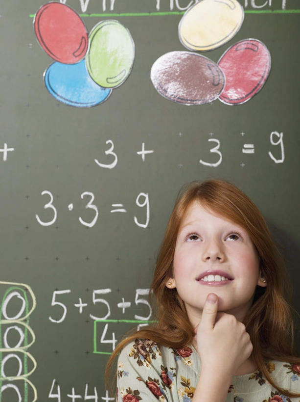 西方人,儿童,脸,头,脸颊,手,一个人,学生,学校,站,笑,微笑,露齿笑,竖图,室内,特写,白天,正面,纯洁,欧洲,欧洲人,仅一个女性,仅一个人,撑,服装,笔,工具,托腮,注视,休闲装,校园,小孩,衣服,粉笔,学习用品,黑板,观察,看,托,站着,仅一个小孩,休闲,教室,手部,休闲服,可爱,童年,童趣,教学,服饰,观看,单手,文具用品,察看,关注,托下巴,童真,烂漫,无邪,耐磨,白垩,教学黑板,天真,女孩,女人,女性,白种人,孩子,头部,脸部,脸蛋,面部,站立,半身,彩图,女生