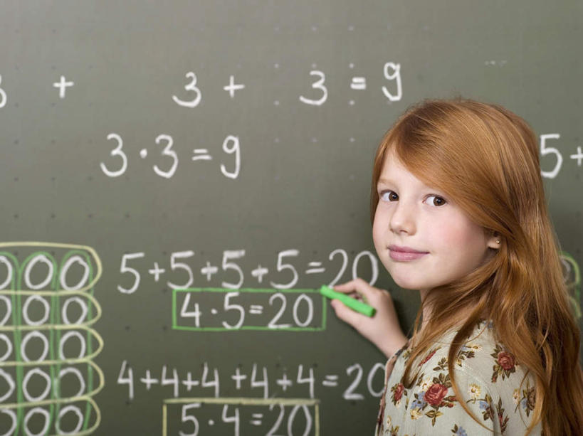 西方人,儿童,一个人,学生,学校,站,横图,室内,白天,侧面,纯洁,欧洲,欧洲人,仅一个女性,仅一个人,握,服装,笔,标志,工具,数字,文字,字符,拿,拿着,注视,休闲装,标识,校园,小孩,衣服,粉笔,学习用品,黑板,观察,看,站着,仅一个小孩,休闲,教室,休闲服,可爱,童年,童趣,教学,握着,阿拉伯数字,服饰,观看,文具用品,察看,关注,童真,烂漫,无邪,耐磨,白垩,教学黑板,天真,女孩,女人,女性,白种人,孩子,站立,半身,彩图,女生