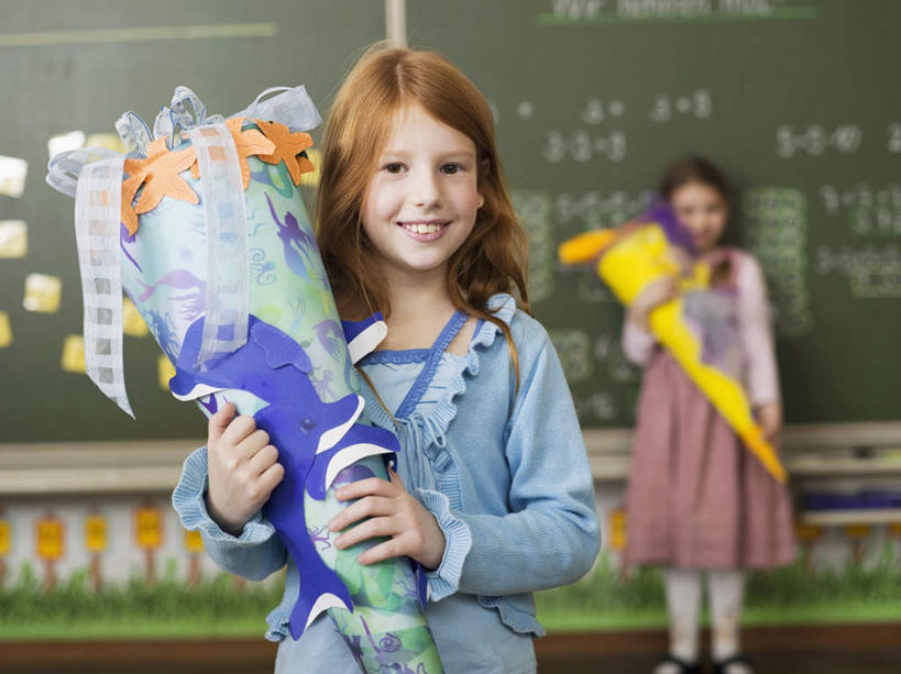 西方人,儿童,两个人,伙伴,朋友,学生,学校,站,笑,微笑,露齿笑,横图,室内,白天,正面,友谊,纯洁,欧洲,欧洲人,握,服装,艺术,包装,包装纸,纸,纸艺,手工艺品,食品,糖,糖果,甜点,甜品,纸张,软糖,拿,拿着,注视,休闲装,文化,校园,食物,小孩,衣服,纸制品,黑板,工艺品,剪纸,甜食,观察,看,站着,休闲,教室,同学,休闲服,可爱,童年,童趣,教学,握着,服饰,观看,察看,包装材料,高雅,牛皮纸,校友,关注,童真,烂漫,无邪,自信心,品位,剪画,刻纸,同窗,学友,耐磨,教学黑板,天真,友情,女孩,女人,女性,白种人,站立,半身,彩图,女生