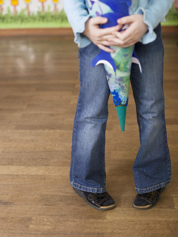 西方人,儿童,一个人,学生,站,竖图,俯视,室内,白天,纯洁,地板,欧洲,欧洲人,仅一个女性,仅一个人,握,服装,裤子,包装,包装纸,纸,食品,糖,糖果,甜点,甜品,纸张,地面,软糖,拿,拿着,牛仔裤,休闲装,木地板,食物,小孩,衣服,甜食,站着,仅一个小孩,休闲,休闲服,可爱,童年,童趣,握着,服饰,包装材料,牛皮纸,童真,烂漫,无邪,天真,女孩,女人,女性,白种人,孩子,站立,半身,彩图,高角度拍摄,女生