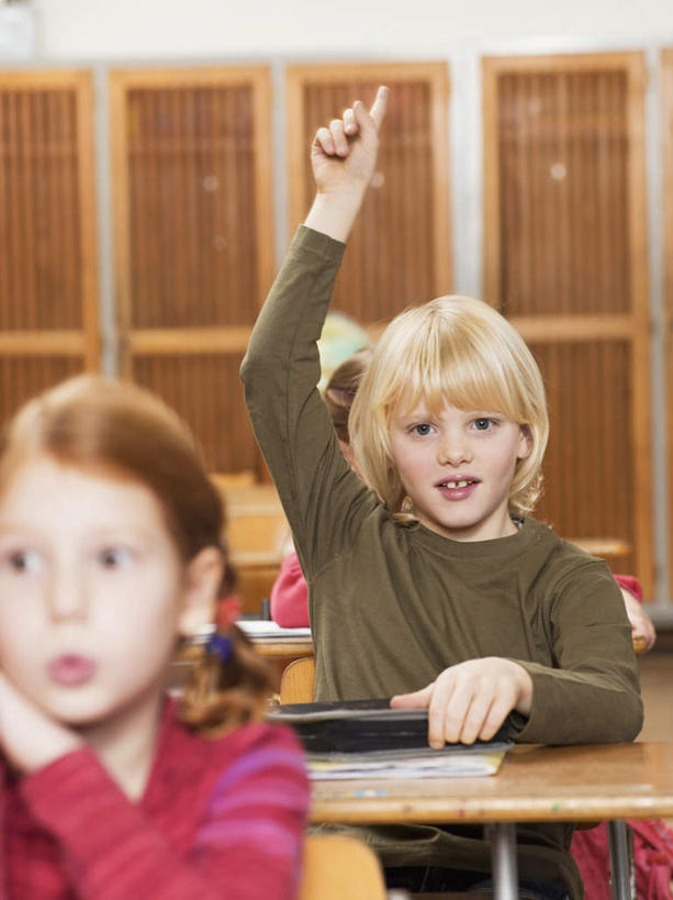 西方人,儿童,三个人,伙伴,朋友,学生,学校,坐,举,笑,微笑,露齿笑,竖图,室内,白天,正面,友谊,纯洁,餐桌,桌子,书籍,欧洲,欧洲人,服装,注视,休闲装,校园,小孩,衣服,观察,看,托,休闲,教室,同学,休闲服,可爱,童年,童趣,服饰,餐台,观看,察看,校友,关注,童真,烂漫,无邪,同窗,学友,天真,友情,男孩,男人,男性,女孩,女人,女性,白种人,书,图书,举起,举手,举着,向上举,向上伸,向上托,坐着,半身,彩图,男生,女生