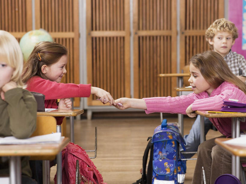 西方人,儿童,四个人,伙伴,朋友,学生,学校,坐,笑,微笑,露齿笑,横图,室内,白天,正面,友谊,纯洁,桌子,欧洲,欧洲人,握,服装,包,书包,纸,拿,拿着,注视,休闲装,书桌,校园,小孩,衣服,背包,课桌,观察,看,休闲,教室,同学,休闲服,可爱,童年,童趣,握着,服饰,观看,察看,校友,关注,童真,烂漫,无邪,同窗,学友,天真,友情,男孩,男人,男性,女孩,女人,女性,白种人,坐着,半身,彩图,双肩包,男生,女生