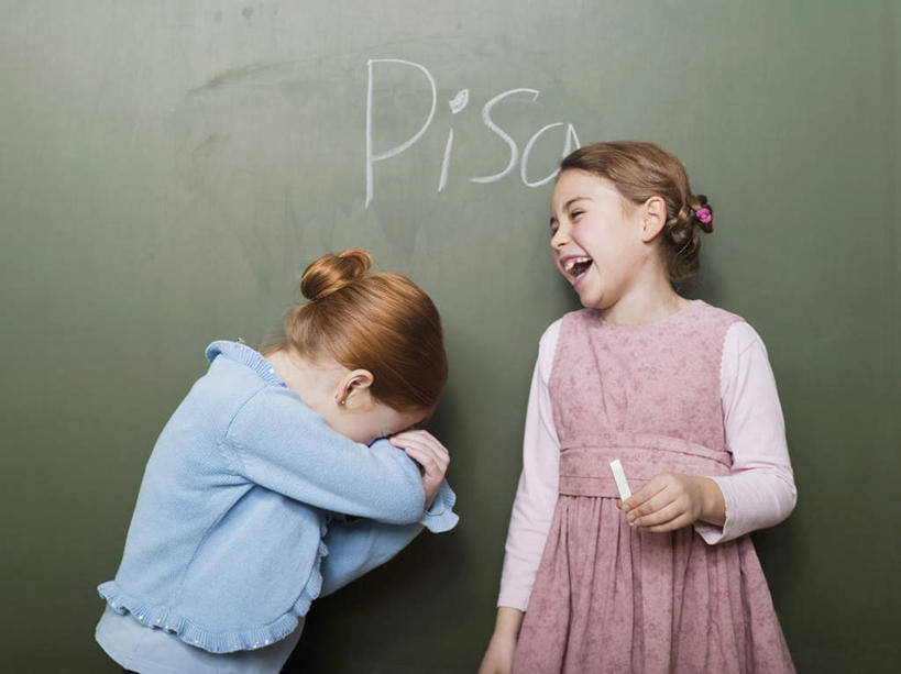 西方人,儿童,两个人,伙伴,朋友,学生,学校,站,笑,哭,微笑,露齿笑,横图,室内,白天,正面,友谊,纯洁,欧洲,欧洲人,握,服装,英文,笔,标志,工具,文字,字符,字母,拿,拿着,注视,休闲装,标识,校园,小孩,衣服,粉笔,学习用品,黑板,观察,看,站着,休闲,教室,同学,休闲服,可爱,童年,童趣,教学,握着,眼泪,服饰,观看,英文字母,文具用品,察看,泪水,校友,关注,童真,烂漫,无邪,同窗,学友,耐磨,白垩,教学黑板,天真,友情,女孩,女人,女性,白种人,站立,半身,彩图,哭泣,哭啼,女生