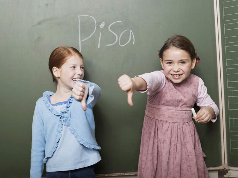 西方人,儿童,两个人,伙伴,朋友,学生,学校,站,笑,微笑,露齿笑,横图,室内,白天,正面,友谊,纯洁,欧洲,欧洲人,握,服装,英文,笔,标志,工具,文字,字符,字母,拿,拿着,注视,休闲装,标识,校园,小孩,衣服,粉笔,学习用品,黑板,观察,看,手势,站着,休闲,教室,同学,休闲服,可爱,竖,童年,童趣,教学,握着,服饰,观看,翘,英文字母,文具用品,察看,校友,鄙视,关注,童真,烂漫,无邪,藐视,讽刺,蔑视,嘲笑,同窗,学友,朝下,耐磨,白垩,教学黑板,天真,友情,女孩,女人,女性,白种人,大拇指,站立,半身,彩图,女生,向下