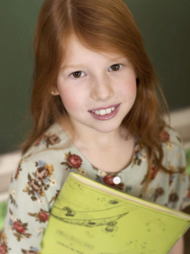 西方人,儿童,脸,头,脸颊,一个人,学生,学校,站,笑,微笑,露齿笑,竖图,俯视,室内,特写,白天,看书,阅读,纯洁,书籍,欧洲,欧洲人,仅一个女性,仅一个人,学习,服装,注视,休闲装,校园,小孩,衣服,黑板,书本,观察,看,站着,仅一个小孩,休闲,教室,休闲服,可爱,童年,童趣,读书,教学,浏览,服饰,观看,察看,关注,童真,烂漫,无邪,耐磨,教学黑板,天真,女孩,女人,女性,白种人,孩子,头部,脸部,脸蛋,面部,书,图书,站立,半身,彩图,高角度拍摄,女生