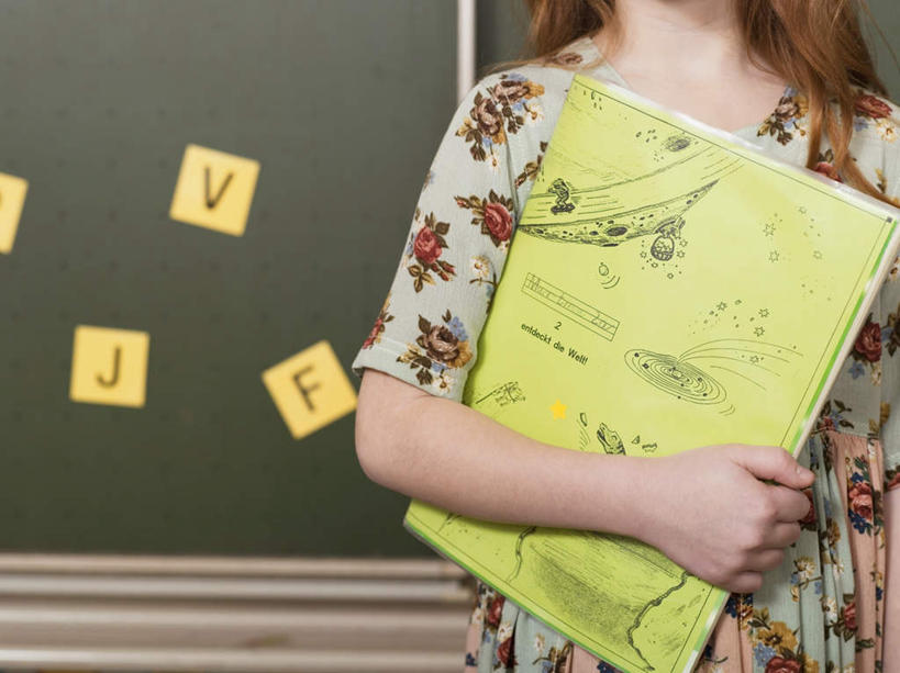 西方人,儿童,一个人,学生,学校,站,横图,室内,白天,正面,看书,阅读,纯洁,书籍,欧洲,欧洲人,仅一个女性,仅一个人,握,学习,服装,英文,标志,文字,字符,字母,拿,拿着,注视,休闲装,标识,校园,小孩,衣服,黑板,书本,观察,看,站着,仅一个小孩,休闲,教室,休闲服,可爱,童年,童趣,读书,教学,浏览,握着,服饰,观看,英文字母,察看,关注,童真,烂漫,无邪,耐磨,教学黑板,天真,女孩,女人,女性,白种人,孩子,书,图书,站立,半身,彩图,女生