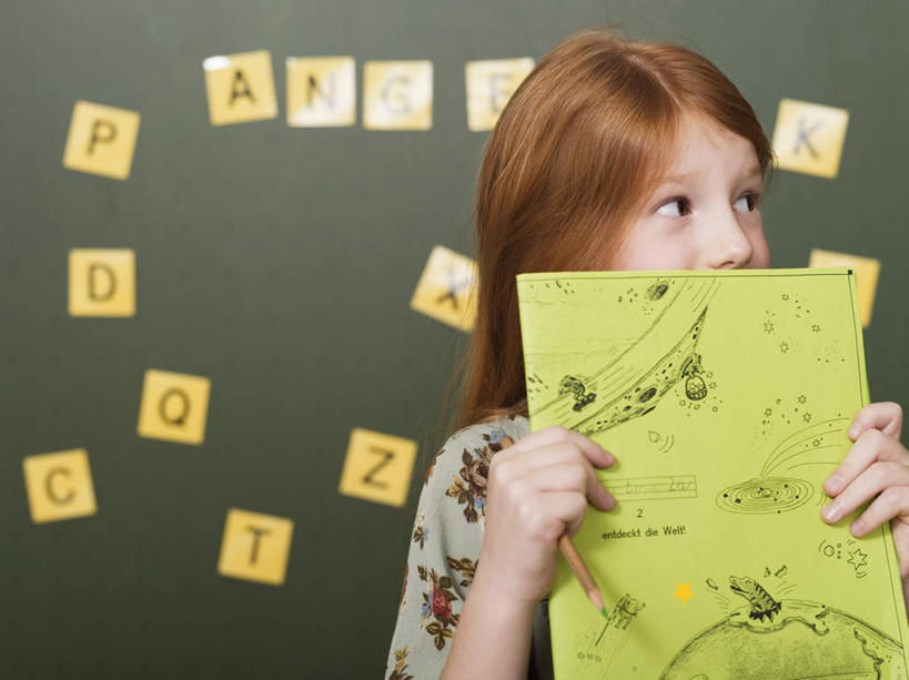 西方人,儿童,一个人,学生,学校,站,横图,室内,白天,正面,看书,阅读,纯洁,书籍,欧洲,欧洲人,仅一个女性,仅一个人,握,学习,服装,英文,标志,文字,字符,字母,拿,拿着,注视,休闲装,标识,校园,小孩,衣服,黑板,书本,观察,看,站着,仅一个小孩,休闲,教室,休闲服,可爱,童年,童趣,读书,教学,浏览,握着,遮,遮掩,服饰,观看,英文字母,察看,掩盖,遮挡,关注,童真,烂漫,无邪,遮盖,掩饰,耐磨,教学黑板,天真,女孩,女人,女性,白种人,孩子,书,图书,站立,半身,彩图,女生