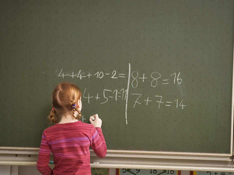 西方人,儿童,一个人,学生,学校,站,横图,室内,白天,纯洁,欧洲,欧洲人,仅一个女性,仅一个人,握,写,服装,英文,笔,标志,工具,文字,字符,字母,拿,拿着,注视,休闲装,标识,校园,小孩,背面,衣服,粉笔,学习用品,黑板,观察,看,站着,仅一个小孩,休闲,教室,休闲服,可爱,童年,童趣,教学,握着,服饰,观看,英文字母,文具用品,察看,关注,童真,烂漫,无邪,耐磨,白垩,教学黑板,天真,女孩,女人,女性,白种人,孩子,站立,半身,彩图,女生