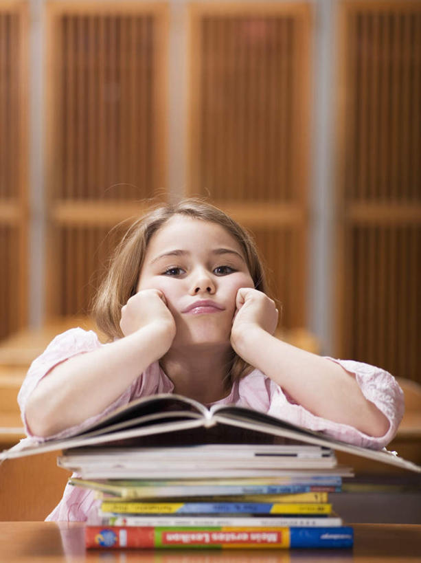 西方人,儿童,一个人,学生,学校,竖图,室内,白天,正面,看书,阅读,纯洁,柜子,书籍,欧洲,欧洲人,仅一个女性,仅一个人,一堆,撑,学习,堆叠,堆积,服装,储物柜,托腮,注视,休闲装,校园,小孩,衣服,书本,观察,看,趴着,托,仅一个小孩,休闲,教室,休闲服,可爱,童年,童趣,读书,浏览,服饰,观看,堆,察看,储存,关注,托下巴,童真,烂漫,无邪,储备,蕴藏,贮备,天真,女孩,女人,女性,白种人,孩子,书,图书,趴,半身,彩图,贮存,女生