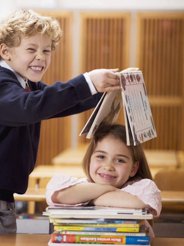 西方人,儿童,两个人,学生,学校,站,坐,笑,微笑,露齿笑,竖图,室内,白天,正面,看书,阅读,纯洁,柜子,书籍,欧洲,欧洲人,一堆,握,学习,堆叠,堆积,服装,储物柜,拿,拿着,注视,休闲装,校园,小孩,衣服,书本,观察,看,趴着,站着,休闲,教室,休闲服,可爱,童年,童趣,读书,浏览,握着,服饰,观看,堆,察看,储存,关注,童真,烂漫,无邪,储备,蕴藏,贮备,天真,男孩,男人,男性,女孩,女人,女性,白种人,书,图书,趴,站立,坐着,半身,彩图,贮存,男生,女生