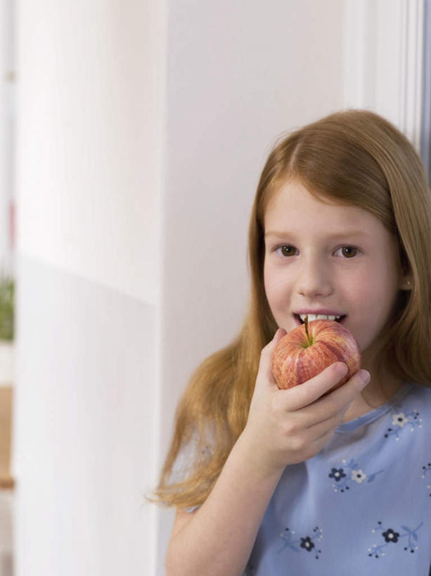 西方人,儿童,一个人,学生,站,笑,吃,微笑,露齿笑,竖图,室内,白天,正面,纯洁,苹果,水果,欧洲,欧洲人,仅一个女性,仅一个人,握,服装,新鲜,生食,食品,果实,拿,拿着,注视,休闲装,食物,一个,小孩,衣服,观察,看,站着,仅一个小孩,休闲,休闲服,可爱,童年,童趣,握着,服饰,有机食品,绿色食品,单个,观看,察看,关注,童真,烂漫,无邪,天真,女孩,女人,女性,白种人,孩子,嚼,食,站立,半身,彩图,女生