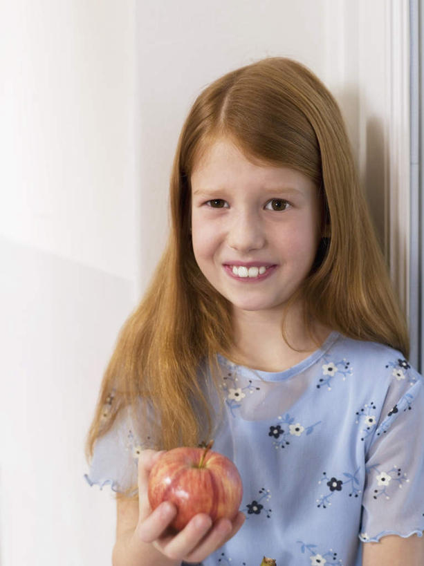 西方人,儿童,一个人,学生,站,笑,微笑,露齿笑,竖图,室内,白天,正面,纯洁,苹果,水果,欧洲,欧洲人,仅一个女性,仅一个人,握,服装,新鲜,生食,食品,果实,拿,拿着,注视,休闲装,食物,一个,小孩,衣服,观察,看,站着,仅一个小孩,休闲,休闲服,可爱,童年,童趣,握着,服饰,有机食品,绿色食品,单个,观看,察看,关注,童真,烂漫,无邪,天真,女孩,女人,女性,白种人,孩子,站立,半身,彩图,女生