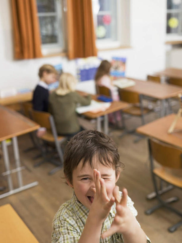 西方人,儿童,四个人,伙伴,朋友,学生,学校,坐,笑,微笑,露齿笑,竖图,俯视,室内,白天,看书,阅读,友谊,纯洁,窗户,窗帘,地板,桌子,书籍,欧洲,欧洲人,学习,服装,朦胧,模糊,装饰,地面,注视,休闲装,书桌,校园,木地板,玻璃窗,小孩,衣服,帘子,课桌,书本,观察,看,休闲,教室,同学,休闲服,遮阳,可爱,童年,童趣,读书,浏览,服饰,观看,华丽,修饰,点缀,察看,校友,关注,童真,烂漫,无邪,衬托,美观,雅致,雅观,同窗,学友,天真,友情,男孩,男人,男性,女孩,女人,女性,白种人,书,图书,坐着,半身,彩图,高角度拍摄,男生,女生