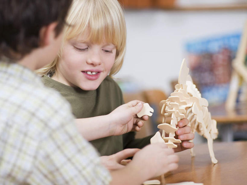 西方人,儿童,两个人,伙伴,朋友,学生,坐,笑,微笑,露齿笑,横图,室内,白天,正面,友谊,纯洁,柜子,桌子,欧洲,欧洲人,握,服装,朦胧,模糊,储物柜,拿,拿着,注视,休闲装,书桌,小孩,衣服,课桌,模型,观察,看,休闲,同学,休闲服,可爱,童年,童趣,握着,服饰,恐龙,观看,察看,校友,储存,关注,凶猛,童真,烂漫,无邪,同窗,学友,灭尽,灭绝,史前动物,储备,蕴藏,贮备,天真,凶残,友情,男孩,男人,男性,白种人,坐着,半身,彩图,贮存,男生