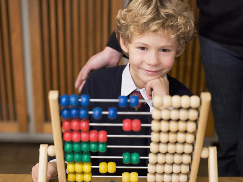 西方人,儿童,两个人,学生,教师,坐,横图,室内,白天,正面,制服,纯洁,算盘,柜子,欧洲,欧洲人,撑,服装,古老,计算,科学,办公用品,储物柜,托腮,注视,文化,传统,小孩,观察,看,托,校服,可爱,童年,童趣,理财,财务,观看,察看,储存,关注,数学,托下巴,童真,烂漫,无邪,学生服,储备,蕴藏,贮备,天真,珠算,男孩,男人,男性,年轻男性,白种人,讲师,教授,老师,坐着,半身,彩图,贮存,男生