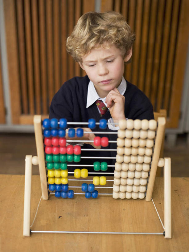 西方人,儿童,一个人,学生,坐,竖图,俯视,室内,白天,制服,纯洁,算盘,柜子,桌子,欧洲,欧洲人,仅一个男性,仅一个人,撑,服装,古老,计算,科学,办公用品,储物柜,托腮,注视,文化,书桌,传统,小孩,课桌,观察,看,托,仅一个小孩,校服,可爱,童年,童趣,理财,财务,观看,察看,储存,关注,数学,托下巴,童真,烂漫,无邪,学生服,储备,蕴藏,贮备,天真,珠算,男孩,男人,男性,白种人,孩子,坐着,半身,彩图,高角度拍摄,贮存,男生