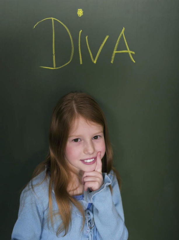 西方人,儿童,一个人,学生,学校,站,笑,微笑,露齿笑,竖图,室内,白天,正面,纯洁,欧洲,欧洲人,仅一个女性,仅一个人,撑,服装,英文,笔,标志,工具,文字,字符,字母,托腮,注视,休闲装,标识,校园,小孩,衣服,粉笔,学习用品,黑板,观察,看,托,站着,仅一个小孩,休闲,教室,休闲服,可爱,童年,童趣,教学,服饰,观看,英文字母,文具用品,察看,关注,托下巴,童真,烂漫,无邪,耐磨,白垩,教学黑板,天真,女孩,女人,女性,白种人,孩子,站立,半身,彩图,女生