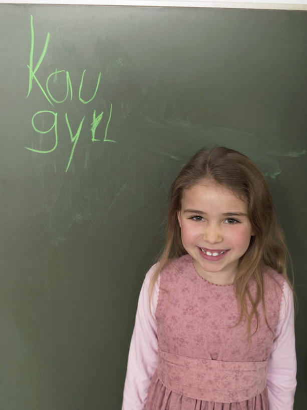 西方人,儿童,一个人,学生,学校,站,笑,微笑,露齿笑,竖图,室内,白天,正面,纯洁,欧洲,欧洲人,仅一个女性,仅一个人,服装,英文,笔,标志,工具,文字,字符,字母,注视,休闲装,标识,校园,小孩,衣服,粉笔,学习用品,黑板,观察,看,站着,仅一个小孩,休闲,教室,休闲服,可爱,童年,童趣,教学,服饰,观看,英文字母,文具用品,察看,关注,童真,烂漫,无邪,耐磨,白垩,教学黑板,天真,女孩,女人,女性,白种人,孩子,站立,半身,彩图,女生