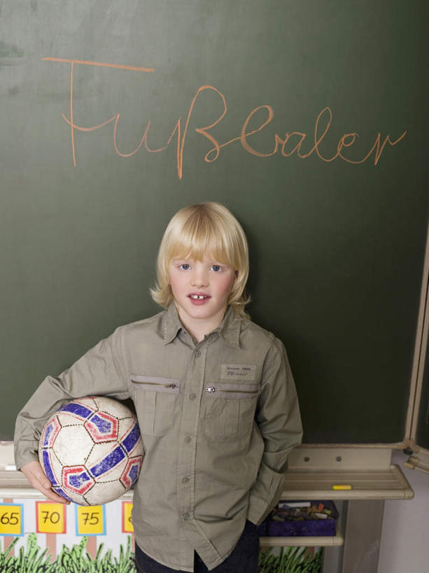 西方人,儿童,一个人,学生,学校,站,笑,微笑,露齿笑,竖图,室内,白天,正面,纯洁,足球,欧洲,欧洲人,仅一个男性,仅一个人,握,服装,英文,笔,标志,工具,文字,字符,字母,足球装备,拿,拿着,注视,休闲装,标识,运动器械,校园,小孩,衣服,粉笔,学习用品,黑板,观察,看,站着,仅一个小孩,休闲,教室,休闲服,健身器械,可爱,童年,童趣,教学,握着,服饰,观看,英文字母,文具用品,察看,关注,手插袋,单手插袋,健身器材,童真,烂漫,无邪,单手抄兜,单手放兜,蹴鞠,耐磨,白垩,教学黑板,天真,足球运动,男孩,男人,男性,白种人,孩子,插兜,手插兜,手放口袋,站立,半身,彩图,运动器材,男生,手抄兜