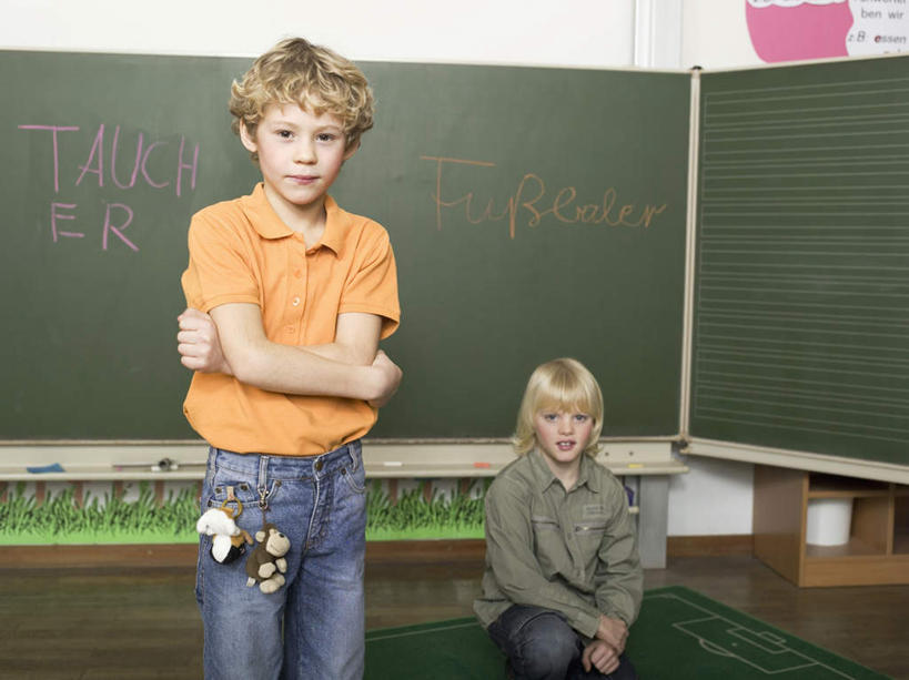 西方人,儿童,两个人,伙伴,朋友,学生,学校,站,蹲,双手交叉,横图,室内,白天,正面,友谊,纯洁,欧洲,欧洲人,服装,英文,笔,标志,工具,文字,字符,字母,注视,休闲装,标识,校园,小孩,衣服,粉笔,学习用品,黑板,观察,看,站着,休闲,教室,同学,休闲服,可爱,童年,童趣,教学,服饰,观看,英文字母,文具用品,察看,双手抱胸,校友,关注,童真,烂漫,无邪,同窗,学友,耐磨,白垩,教学黑板,天真,友情,男孩,男人,男性,白种人,蹲着,站立,半身,彩图,男生