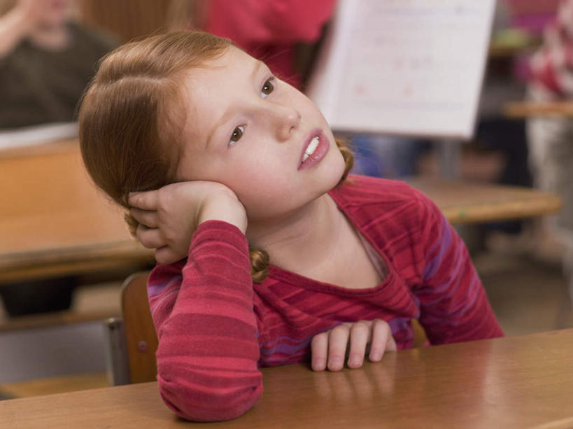 西方人,儿童,三个人,伙伴,朋友,学生,学校,坐,横图,室内,白天,正面,看书,阅读,友谊,纯洁,桌子,书籍,欧洲,欧洲人,撑,学习,服装,朦胧,模糊,托腮,注视,休闲装,书桌,校园,小孩,衣服,课桌,书本,观察,看,托,休闲,教室,同学,休闲服,可爱,童年,童趣,读书,浏览,服饰,观看,察看,校友,关注,托下巴,童真,烂漫,无邪,同窗,学友,天真,友情,男孩,男人,男性,女孩,女人,女性,白种人,书,图书,坐着,半身,彩图,男生,女生