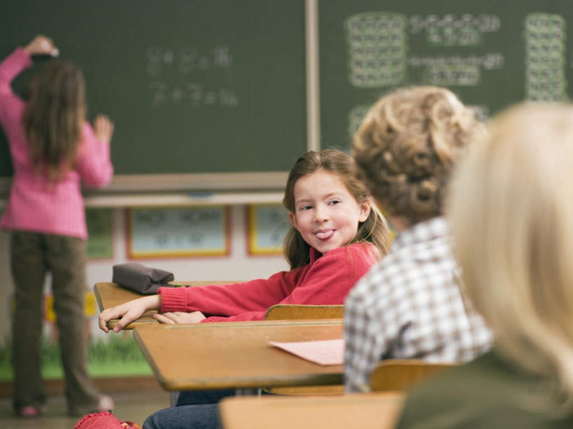 西方人,儿童,四个人,伙伴,朋友,学生,学校,站,坐,横图,室内,白天,看书,阅读,友谊,纯洁,桌子,书籍,欧洲,欧洲人,握,写,学习,服装,笔,工具,拿,拿着,注视,休闲装,书桌,校园,小孩,背面,衣服,粉笔,课桌,学习用品,黑板,书本,观察,看,站着,休闲,教室,同学,休闲服,可爱,童年,童趣,读书,教学,浏览,握着,服饰,观看,文具用品,察看,校友,关注,童真,烂漫,无邪,同窗,学友,耐磨,白垩,教学黑板,天真,友情,男孩,男人,男性,女孩,女人,女性,白种人,书,图书,站立,坐着,半身,彩图,男生,女生