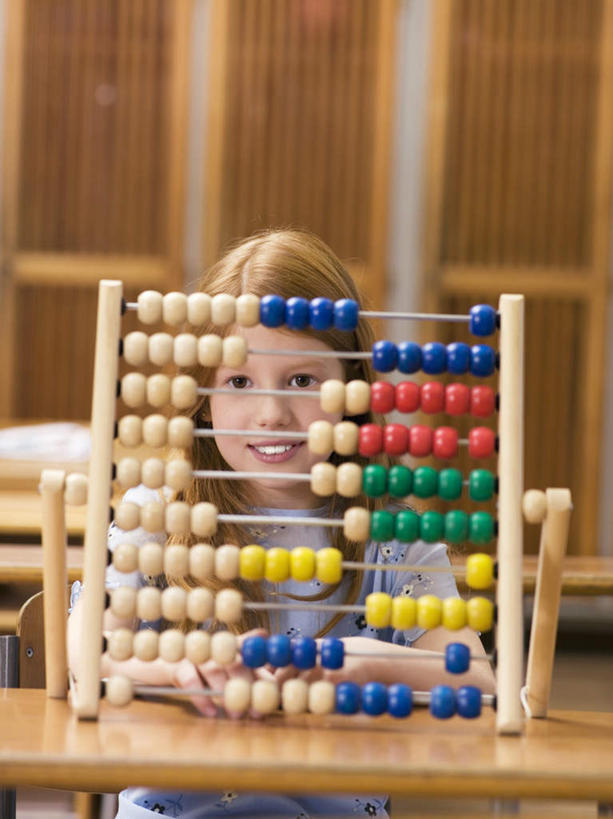 西方人,儿童,一个人,学生,学校,坐,笑,微笑,露齿笑,竖图,室内,白天,正面,纯洁,算盘,柜子,桌子,欧洲,欧洲人,仅一个女性,仅一个人,握,服装,古老,计算,科学,办公用品,储物柜,拿,拿着,注视,休闲装,文化,书桌,传统,校园,小孩,衣服,课桌,观察,看,仅一个小孩,休闲,教室,休闲服,可爱,童年,童趣,握着,理财,财务,服饰,观看,察看,储存,关注,数学,童真,烂漫,无邪,储备,蕴藏,贮备,天真,珠算,女孩,女人,女性,白种人,孩子,坐着,半身,彩图,贮存,女生