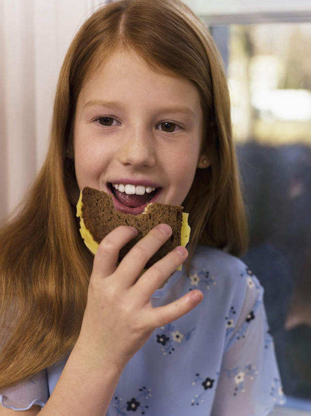 点心,面包,西方人,儿童,一个人,学生,坐,笑,吃,微笑,露齿笑,竖图,室内,白天,正面,烹饪,西餐,纯洁,欧洲,欧洲人,仅一个女性,仅一个人,握,服装,朦胧,模糊,三明治,料理,食品,面点,拿,拿着,注视,休闲装,菜肴,美食,食物,糕点,小孩,衣服,快餐,观察,看,仅一个小孩,休闲,休闲服,可爱,童年,童趣,西式,握着,服饰,佳肴,观看,察看,关注,童真,西式快餐,烂漫,无邪,三文治,天真,女孩,女人,女性,白种人,孩子,嚼,食,坐着,半身,彩图,女生