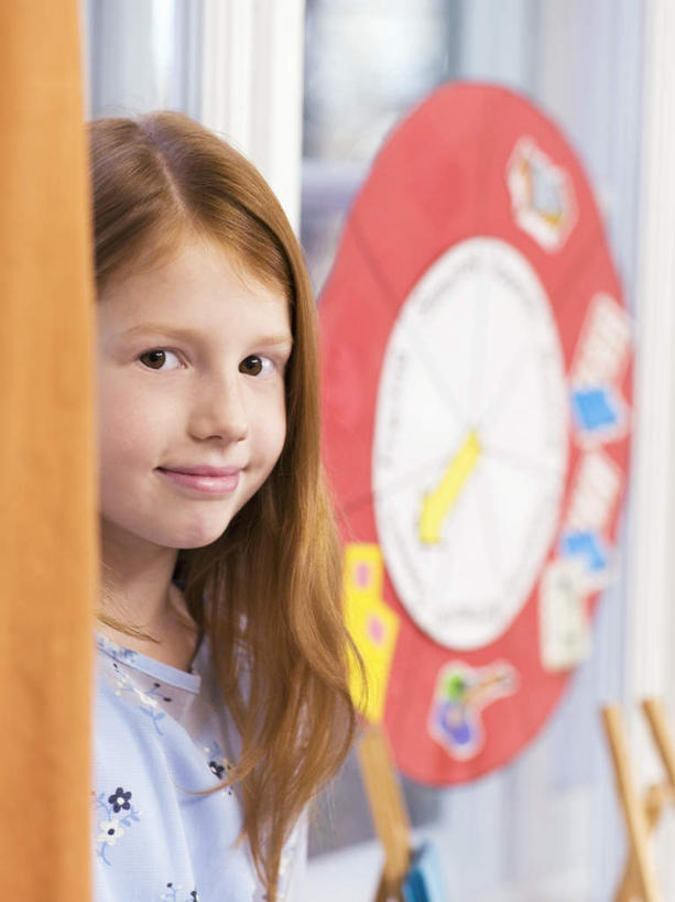 西方人,儿童,脸,头,脸颊,一个人,学生,学校,站,笑,微笑,竖图,室内,白天,正面,纯洁,欧洲,欧洲人,仅一个女性,仅一个人,服装,朦胧,模糊,圆形,纸,注视,休闲装,校园,小孩,衣服,观察,看,站着,仅一个小孩,休闲,教室,休闲服,可爱,童年,童趣,服饰,观看,察看,关注,童真,烂漫,无邪,天真,女孩,女人,女性,白种人,孩子,头部,脸部,脸蛋,面部,站立,半身,彩图,女生