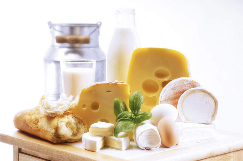 奶酪,牛奶,无人,横图,室内,特写,白天,白色背景,正面,植物,桌面,桌子,杯子,叶子,木制,罐子,香料,干酪,起司,绿叶,草药,饮品,芝士,营养,中药,玻璃制品,饮料,玻璃瓶,木制品,瓶子,水杯,香草,嫩叶,乳酪,摄影,影棚,罗勒,乳制品,奶,牛乳,紫苏,药材,中草药,发酵,九层塔,圣约瑟夫草,甜罗勒,兰香,中药材,本草,安神,叶,叶片,玻璃杯,彩图,影棚拍摄,拍摄