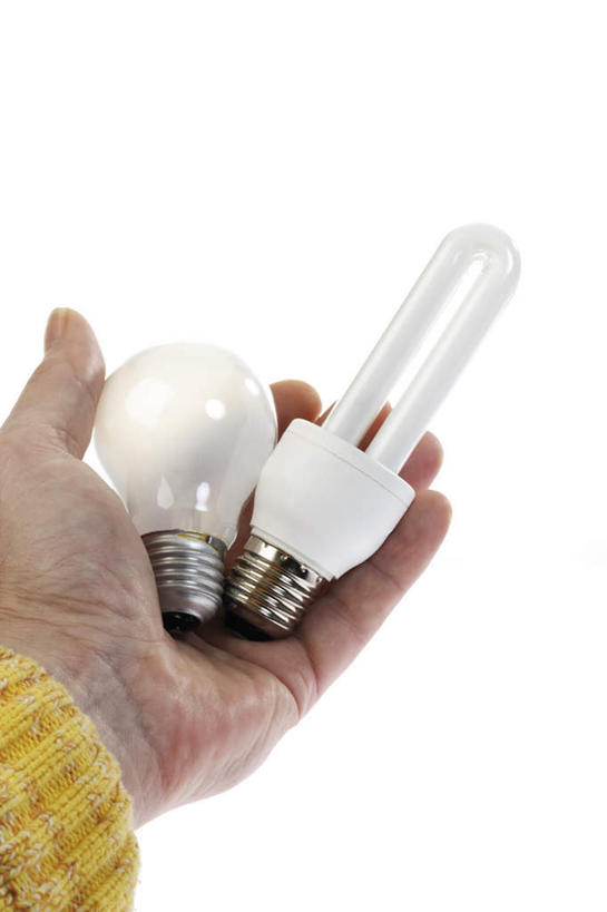 西方人,手,一个人,竖图,室内,特写,白天,白色背景,正面,毛衣,节能,照明,欧洲,欧洲人,仅一个男性,仅一个人,握,环保,灯泡,拿,拿着,灯,节能灯,仅一个年轻男性,两个,灯具,手部,握着,摄影,影棚,能源,单手,照亮,线衫,低碳,照明工具,荧光灯,男人,男性,年轻男性,白种人,半身,彩图,影棚拍摄,绒衣,套衫,套头毛衣,线衣,拍摄