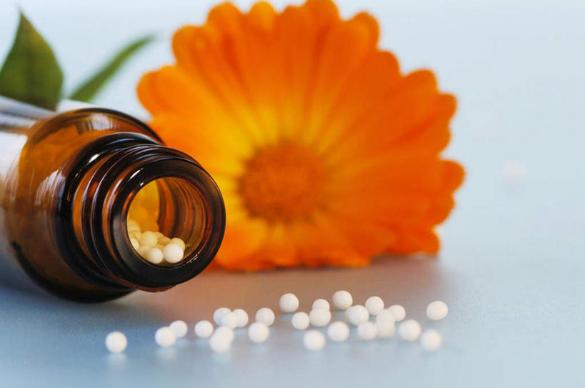 无人,横图,俯视,室内,特写,白天,安全,桌面,桌子,叶子,朦胧,模糊,盛开,木制,药剂,药丸,绿叶,万寿菊,防护,花蕾,药片,玻璃制品,花,花瓣,花朵,鲜花,一朵,玻璃瓶,木制品,瓶子,药品,花苞,花蕊,健康,橙色,嫩叶,治疗,摄影,影棚,保护,药物,医疗,保险,预防,长寿,臭芙蓉,蜂窝菊,平安,友情,叶,叶片,彩图,高角度拍摄,影棚拍摄,拍摄