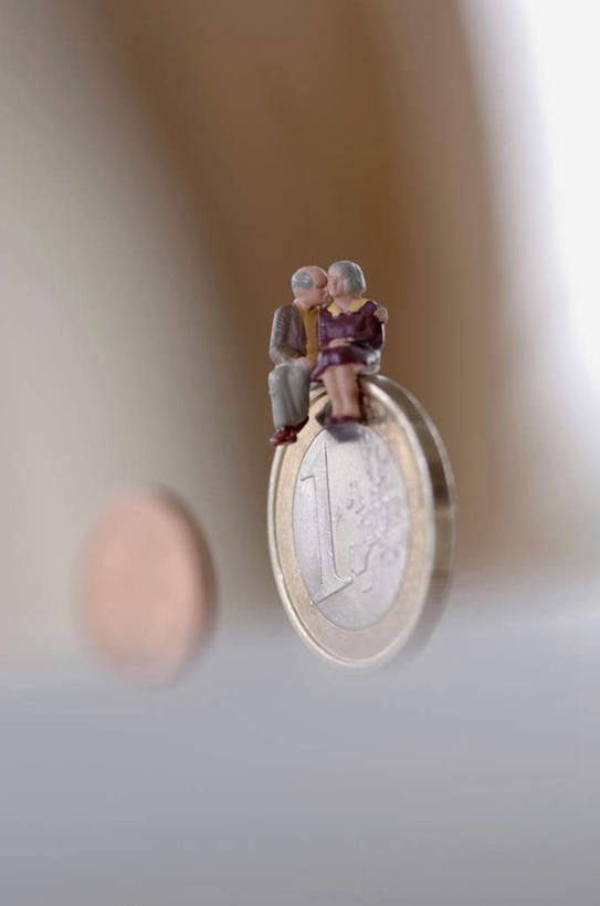 西方人,老年人,无人,两个人,家庭,夫妻,坐,竖图,室内,特写,白天,白色背景,正面,爱情,钱,静物,雕塑,欧洲,欧洲人,服装,朦胧,模糊,艺术,装饰,雕刻,雕像,钱币,浪漫,注视,休闲装,衣服,工艺品,观察,看,休闲,温暖,温馨,一家人,休闲服,恩爱,金融,恋人,摄影,服饰,影棚,经济,观看,纪念,美术,和睦,察看,关注,主题,流通,陈列,贸易,功能,美学,货币,现金,硬币,老年男性,老年女性,男人,男性,女人,女性,白种人,夫妇,情侣,坐着,彩图,全身,影棚拍摄,拍摄,伴侣,融洽