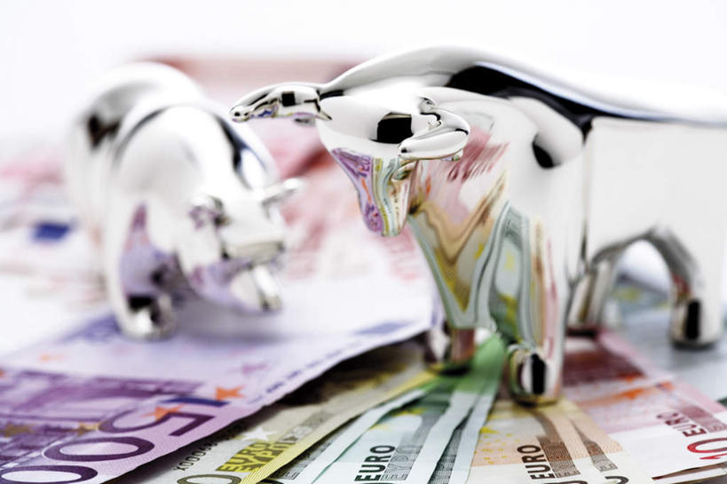 无人,横图,室内,特写,白天,正面,钱,桌面,桌子,牛,静物,雕塑,朦胧,模糊,艺术,装饰,木制,标志,雕刻,雕像,钱币,数字,文字,字符,标识,动物,木制品,工艺品,家畜,钞票,金融,纸币,摄影,阿拉伯数字,牲畜,影棚,经济,纪念,美术,主题,流通,陈列,纸钞,贸易,功能,美学,货币,现金,彩图,影棚拍摄,拍摄