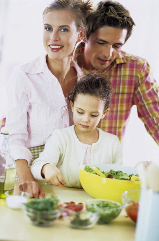 西方人,儿童,三个人,家庭,夫妻,母亲,父亲,女儿,站,笑,微笑,露齿笑,竖图,室内,白天,正面,爱情,纯洁,桌面,桌子,蔬菜,欧洲,欧洲人,服装,新鲜,木制,陶瓷,生菜,莴苣,生食,蔬菜沙拉,沙拉,食品,陶瓷制品,浪漫,注视,休闲装,色拉,沙律,食物,小孩,衣服,木制品,容器,碗,观察,看,站着,休闲,温暖,温馨,父女,母女,三口之家,一家人,休闲服,恩爱,父爱,可爱,母爱,童年,童趣,恋人,服饰,有机食品,绿色食品,观看,色拉酱,储藏,和睦,察看,储存,关注,千岛酱,童真,烂漫,无邪,春菜,鹅仔菜,莴仔菜,千金菜,叶用莴苣,天真,男人,男性,年轻男性,年轻女性,女孩,女人,女性,白种人,孩子,年轻人,夫妇,情侣,站立,半身,彩图,伴侣,融洽,贮存,女生