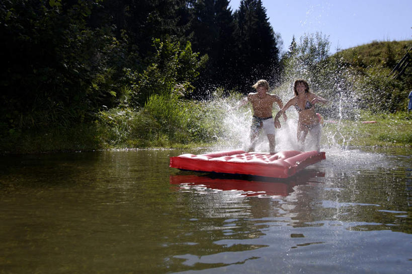 西方人,两个人,站,竖图,室外,白天,正面,泳装,比基尼,爱情,旅游,度假,草地,草坪,河流,美景,水,植物,船,欧洲,欧洲人,阴影,波纹,飞溅,溅,光线,液体,影子,河水,景观,水滴,水流,浪漫,注视,娱乐,水珠,草,树,树木,蓝色,绿色,蓝天,水纹,天空,阳光,自然,船尾波,交通工具,波浪,天,观察,看,站着,享受,休闲,温暖,温馨,景色,恩爱,放松,恋人,生长,晴朗,成长,观看,和睦,察看,关注,喷洒,自然风光,载具,气垫船,万里无云,男人,男性,年轻男性,年轻女性,女人,女性,白种人,情侣,晴空,晴空万里,站立,彩图,全身,三点式,泳衣,伴侣,融洽