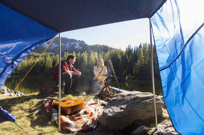 西方人,两个人,坐,笑,微笑,露齿笑,横图,室外,白天,正面,爱情,旅游,度假,河流,石头,美景,森林,山,树林,水,雪,雪山,植物,大雪,纺织品,欧洲,欧洲人,阴影,服装,装饰,光线,毛毯,石子,毯子,影子,帐篷,冰,河水,积雪,景观,山顶,山峰,水流,雪景,冬季,冬天,吉他,乐器,弦乐器,山峦,浪漫,注视,休闲装,娱乐,树,树木,纺织,衣服,蓝色,绿色,蓝天,天空,阳光,自然,垫子,天,观察,看,享受,休闲,温暖,温馨,休闲服,景色,恩爱,放松,寒冷,恋人,服饰,生长,晴朗,成长,观看,华丽,修饰,点缀,和睦,察看,冰冷,关注,自然风光,弹拨弦鸣乐器,露营,野营,沉积岩,万里无云,宿营,衬托,美观,雅致,雅观,严寒,冰凉,酷寒,凛冽,凛凛,极冷,颠峰,极峰,水成岩,男人,男性,年轻男性,年轻女性,女人,女性,白种人,情侣,石块,岩石,晴空,晴空万里,坐着,彩图,全身,伴侣,融洽,弹拨弦乐器